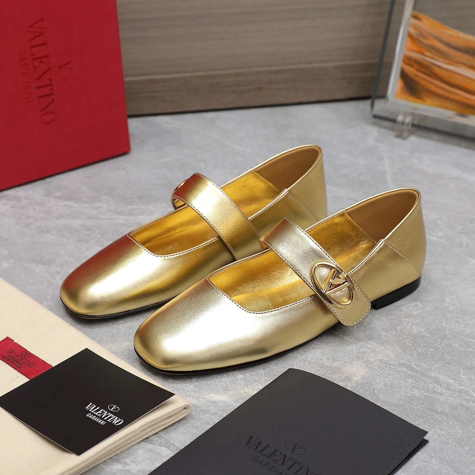 👟👟Ex-factory price 600👟👟 2024 early spring counter catwalk style updated simultaneously 💗Valentino💗Valentino strips deep mouth half drag / flat shoes / high heel shoes / series will be released in the future —————————— Top version Grandma deep mouth design combination highlights the brand’s unique design style, luxury and fashion, highly recognizable, exquisite round toe The side curve is perfect, the taste is particularly pure, and the ladylike temperament is full of femininity‼ ️ Upper: Made of imported cowhide. Lining: Made of mixed sheepskin. Original molded hardware buckle. Italian imported cowhide leather outsole. Size: 35-39 (40/41 customized)